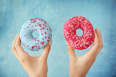 Erkek holding lezzetli donuts eller