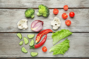 Tahta masada taze sebzeler.