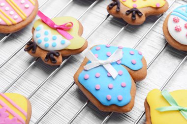Raf ve Beyaz ahşap arka plan dekoratif gingerbread Paskalya çerezleri pişirme üzerinde tel