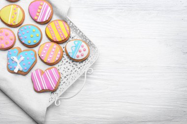 Lezzetli renkli Paskalya kurabiyeler