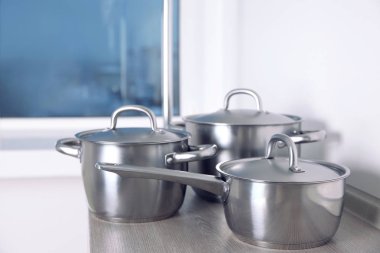 Mutfak masasında paslanmaz tencere