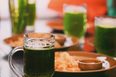 Soğuk bir bira ile kupa  