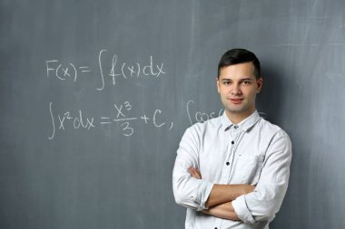 Yakışıklı genç öğretmen ayakta 