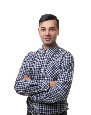 Yakışıklı genç adam poz veriyor.