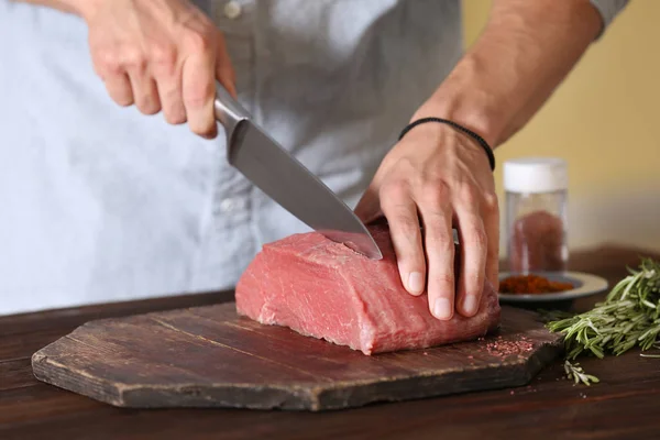 Macellaio taglio carne di maiale — Foto Stock