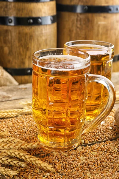 Bicchieri di birra e orzo — Foto Stock