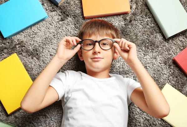 Lindo colegial con gafas — Foto de Stock