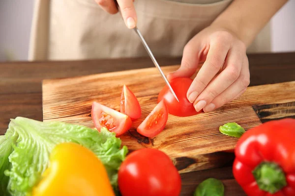 Wanita memotong sayuran segar — Stok Foto