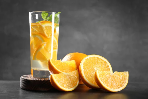 Vatten med färsk apelsin — Stockfoto