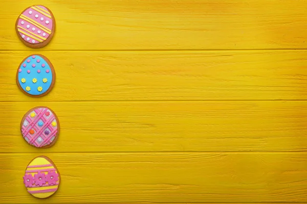 Цветное вкусное пасхальное печенье — стоковое фото