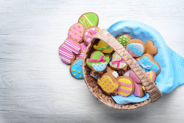 Cesta de mimbre con sabrosas galletas de Pascua — Foto de Stock