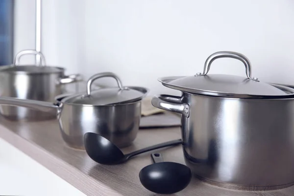 Cacerolas inoxidables en la mesa de la cocina — Foto de Stock