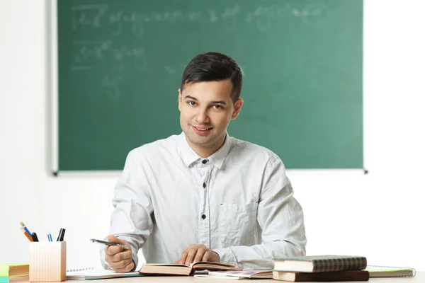 Schöner junger Lehrer — Stockfoto