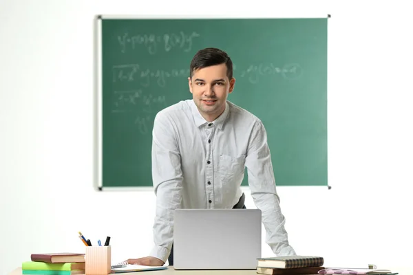 Hübsche junge Lehrerin arbeitet — Stockfoto