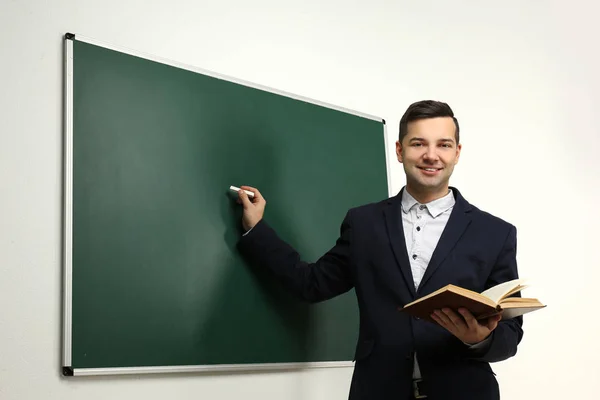 Knappe jonge leraar — Stockfoto