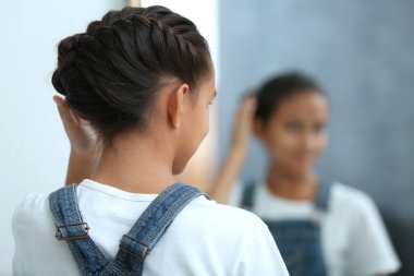 Afrikalı liseli kız 