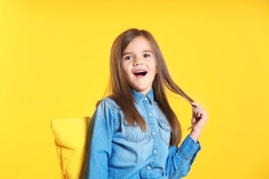 Şirin küçük kız. 