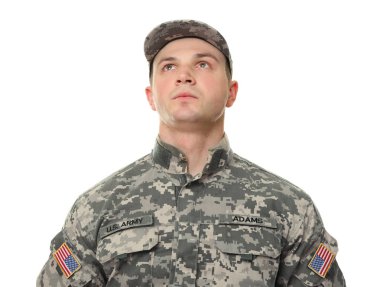 Beyaz kamuflajlı asker  