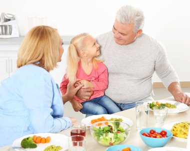 Mutlu aile mutfakta yemek