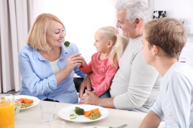 Mutlu aile mutfakta yemek