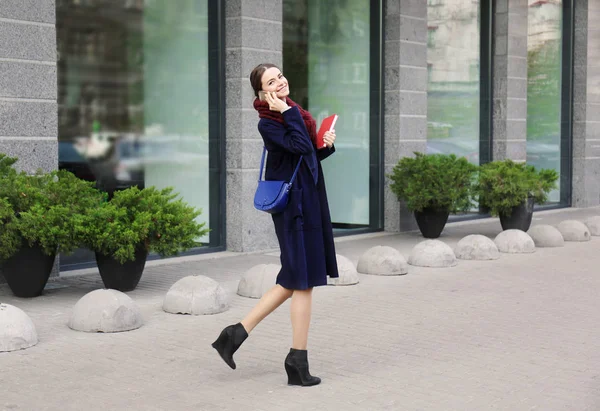 Young beautiful businesswoman talking — Stock Photo, Image