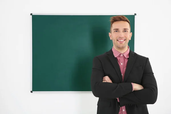 Jonge mannelijke leraar — Stockfoto