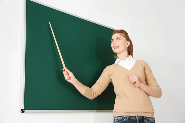 Giovane insegnante con puntatore — Foto Stock