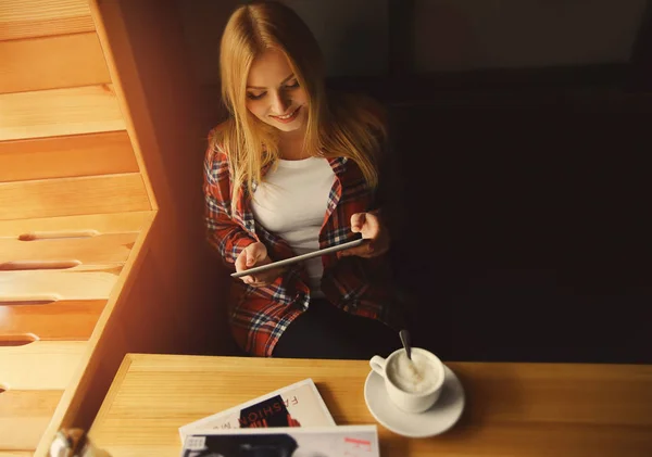 Piękna Młoda Kobieta Komputera Typu Tablet Kawiarni — Zdjęcie stockowe