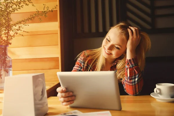 Όμορφη Νεαρή Γυναίκα Τον Υπολογιστή Tablet Στο Καφέ — Φωτογραφία Αρχείου