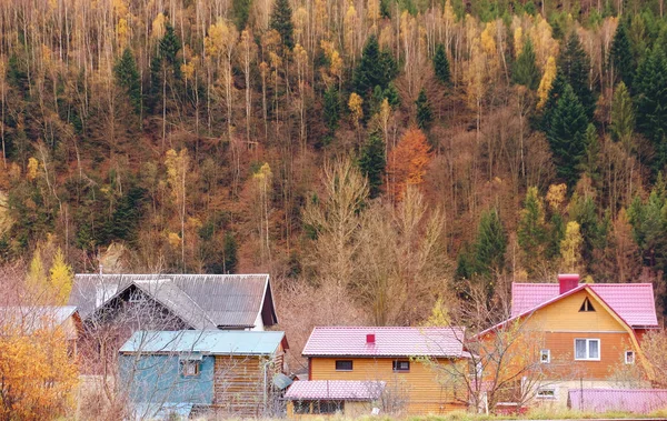 Pequena aldeia nas montanhas — Fotografia de Stock