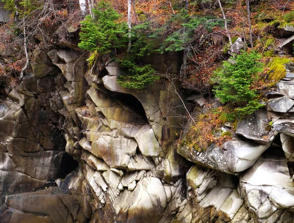 Grandes rocas de montaña — Foto de Stock