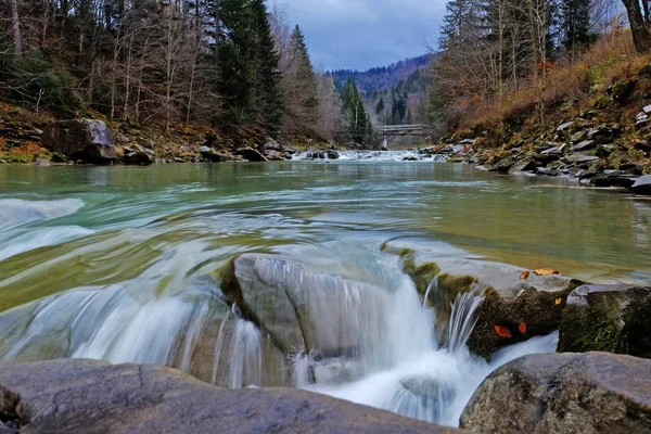 Mountain river flowing — Stock Photo, Image