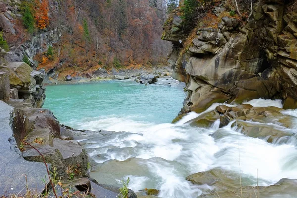 Mountain river flowing — Stock Photo, Image