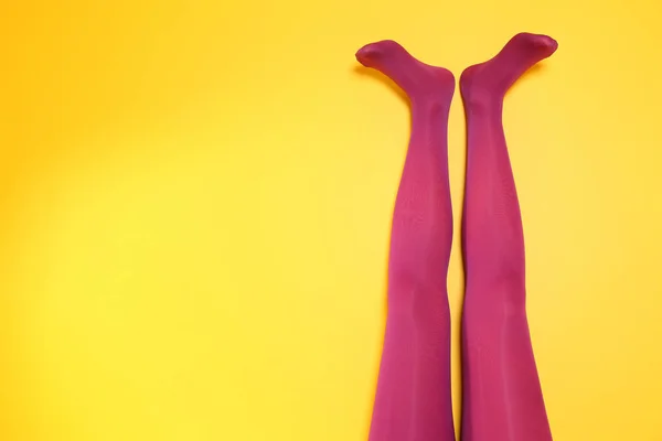 Woman legs in color tights — Stock Photo, Image