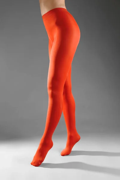 Nő lába a színes harisnya — Stock Fotó