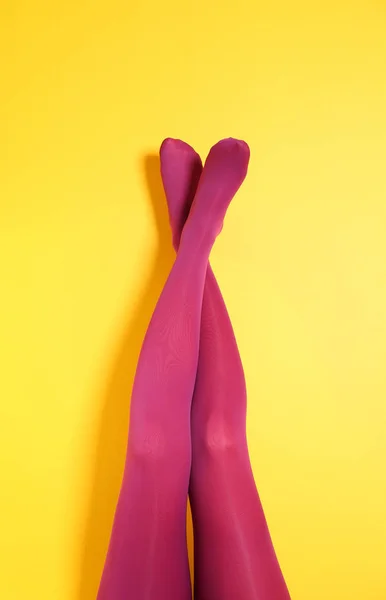Žena nohy v barevné punčocháče — Stock fotografie