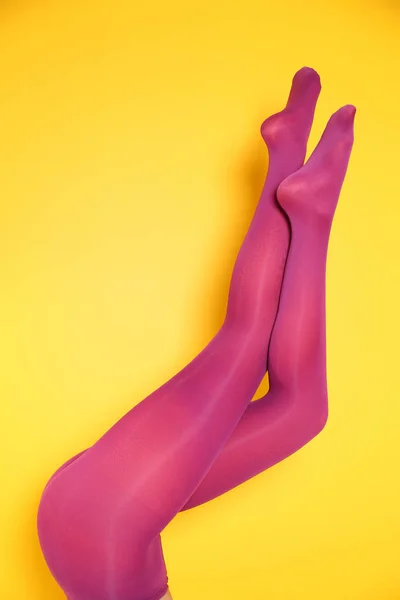 Frau Beine in farbigen Strumpfhosen — Stockfoto