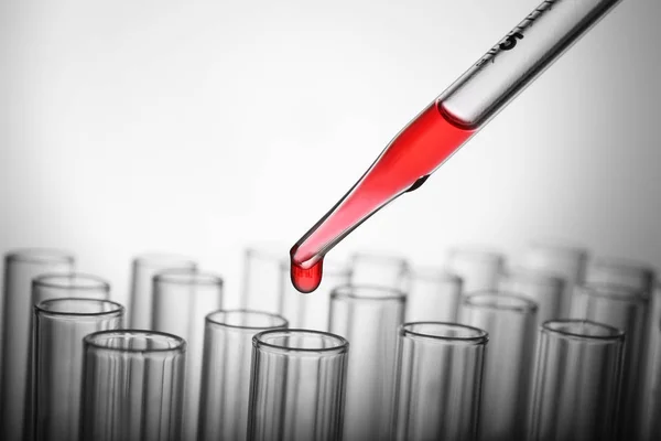Pipette dropping sample — Stock Photo, Image