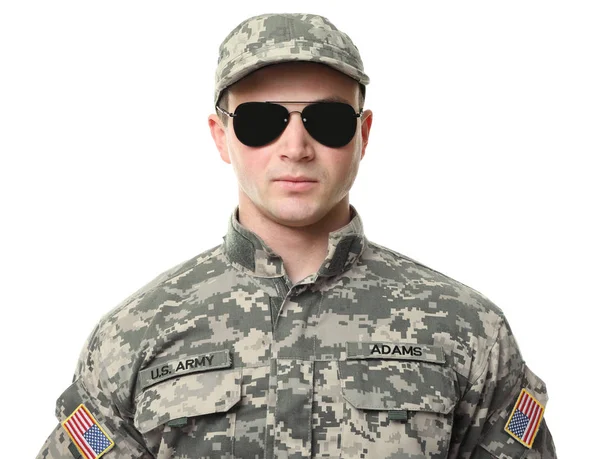 Soldat mit Sonnenbrille auf weißem Hintergrund — Stockfoto