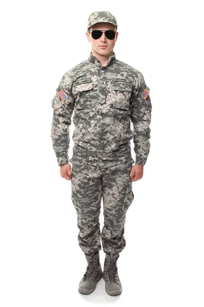 Soldat mit Sonnenbrille auf weißem Hintergrund — Stockfoto