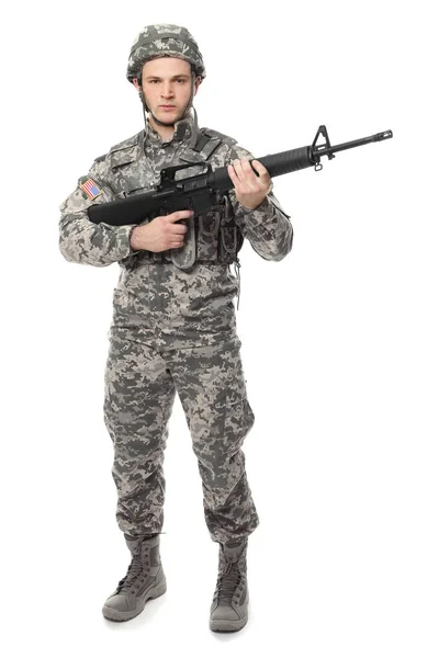 Солдат с автоматом на белом фоне — стоковое фото