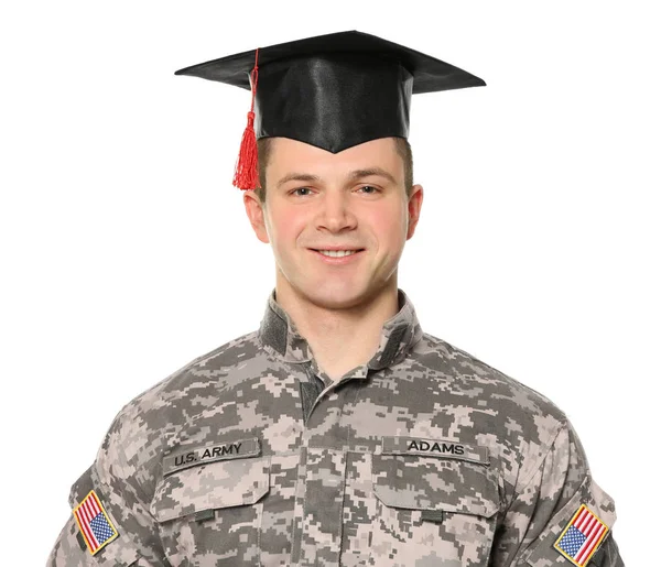 Soldado usando tampa de graduação, no fundo branco — Fotografia de Stock