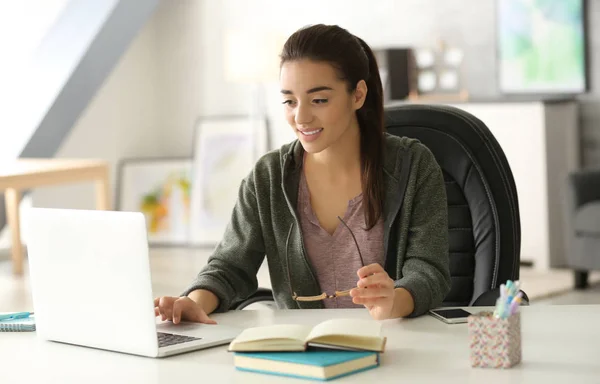 Jeune femme travaillant dans le bureau — Photo