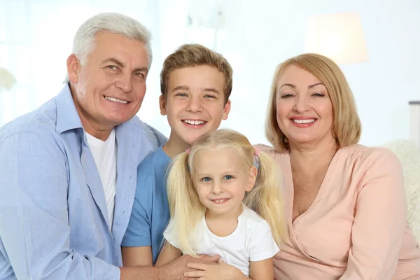 Enfants mignons avec grands-parents dans le salon — Photo