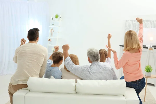 Rodziny Oglądając Telewizję Siedząc Kanapie Salonie — Zdjęcie stockowe