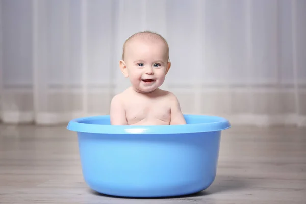 Lindo bebé en lavabo de plástico —  Fotos de Stock