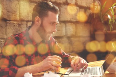 Çalışma ofis ve pencere bulanık ışık yansıması, genç adam