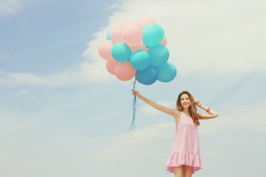 kadın renkli balonları