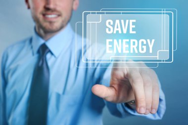 Sanal ekran üzerinde enerji tasarrufu düğmeye adam