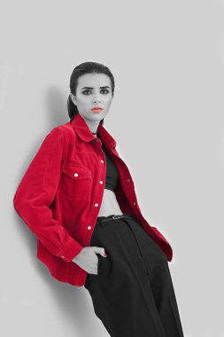 Gri arka plan üzerinde bak makyaj ve moda renk aksan ile genç kadın